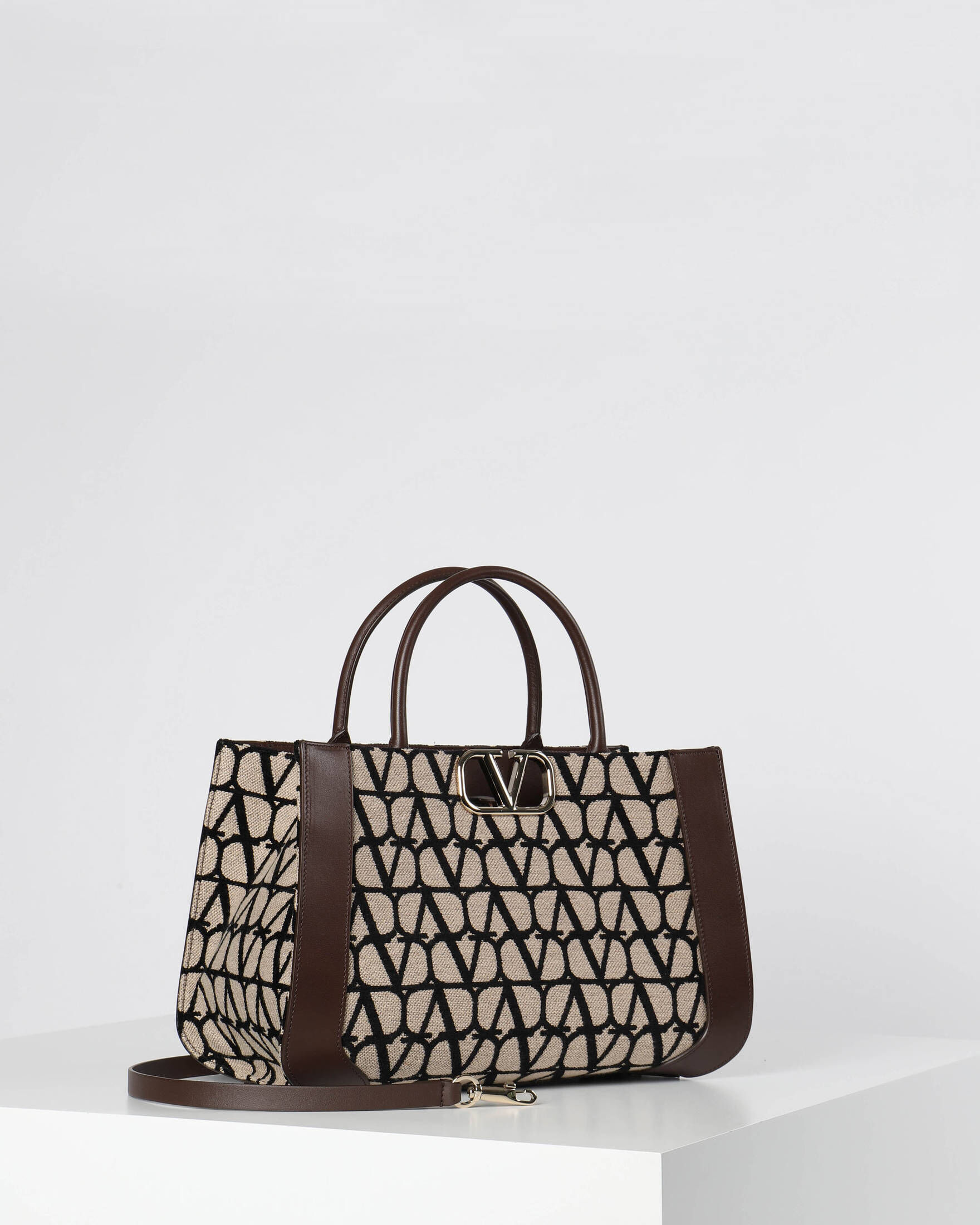 V Logo Signature Medium Tote Bag