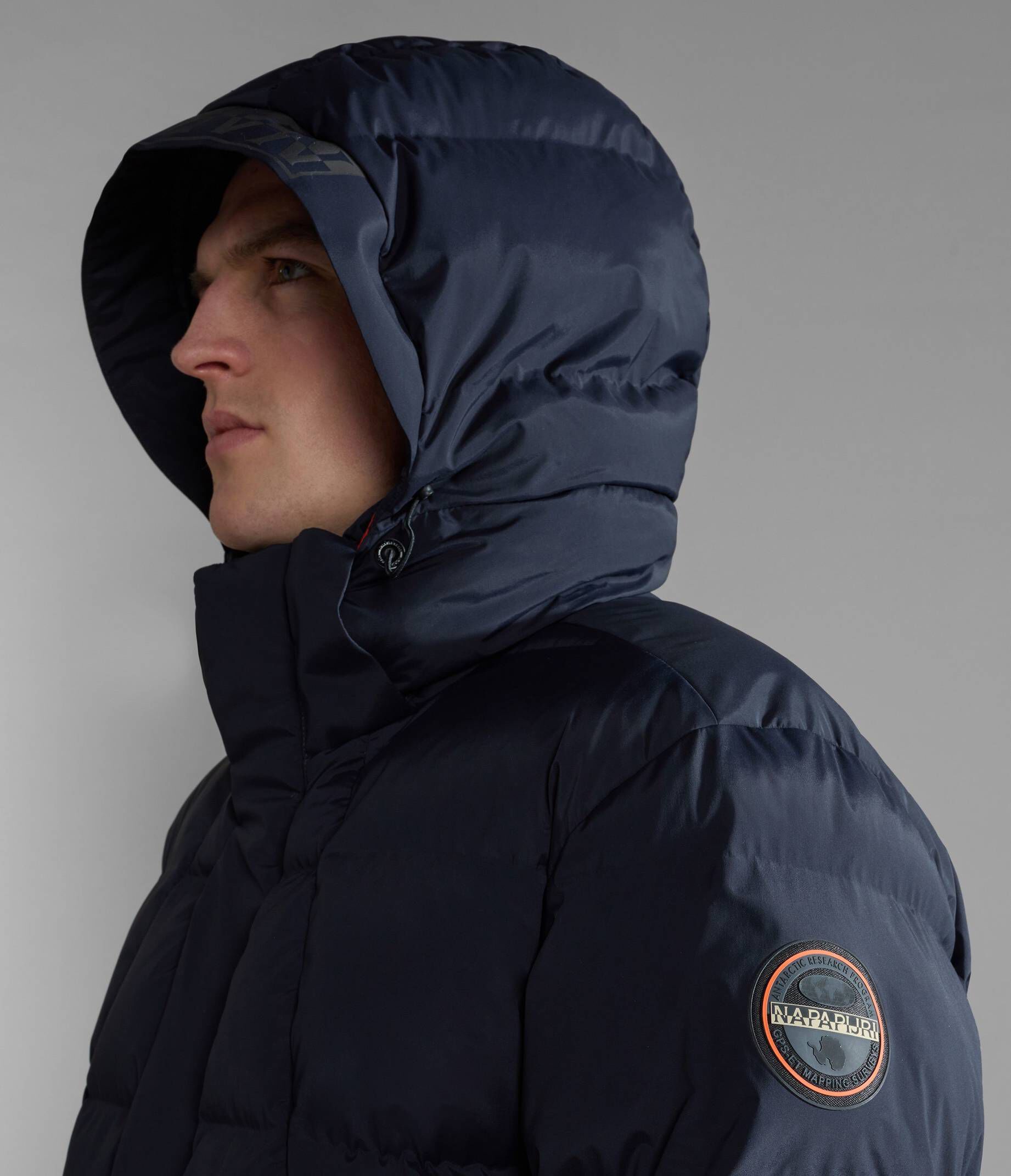 DESIGN – Netzstoff-Pullover in Schwarz, reguläre Passform