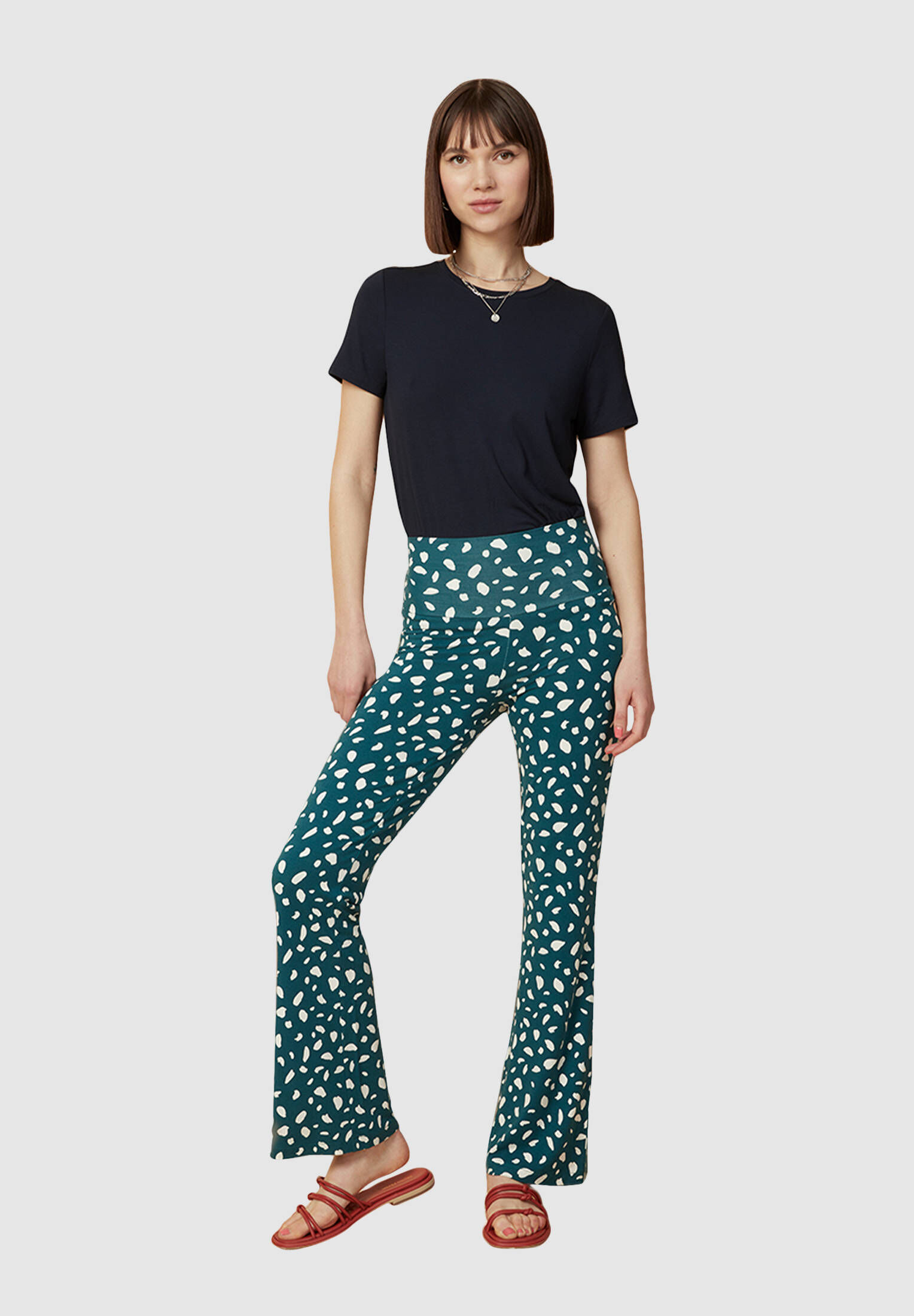 Reebok OS Nylux Damen Caprihose – Figurnahe Sport- & Freizeithose In Grün, Elastisch & Feuchtigkeitsregulierend