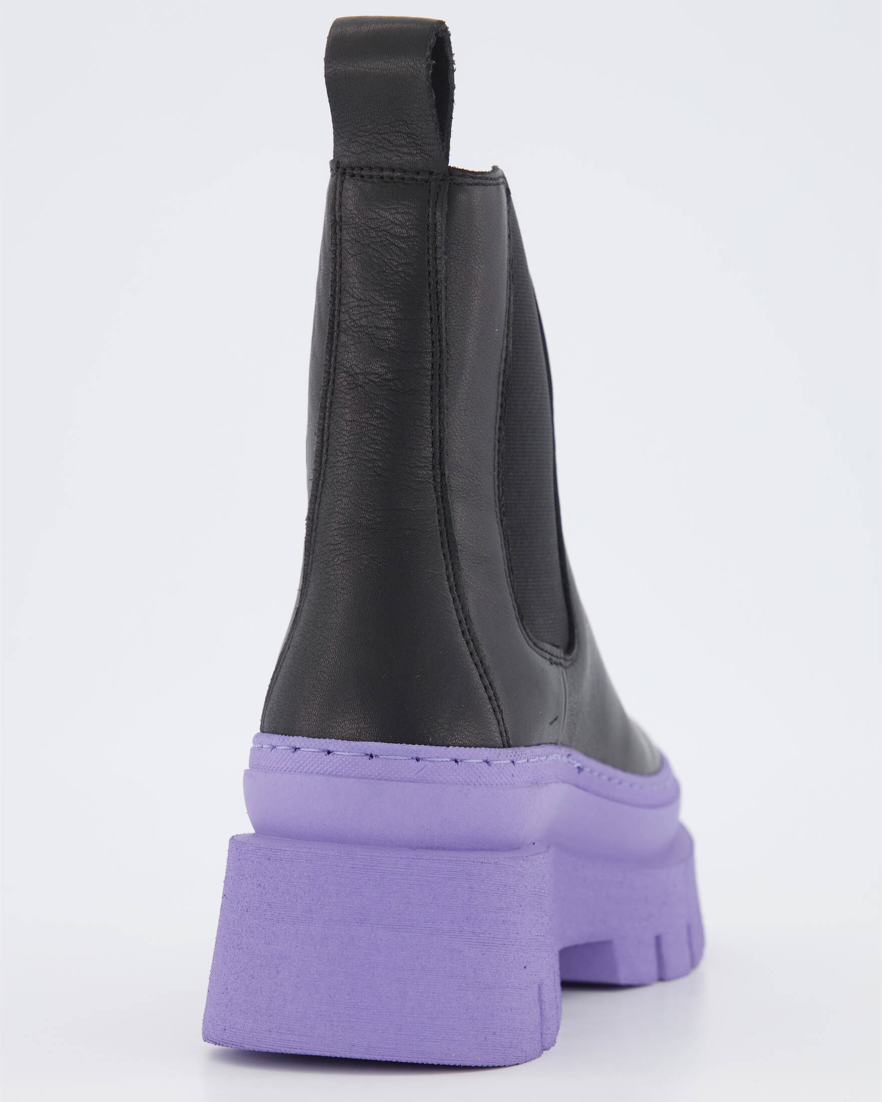 Violet ist ein stylischer Damen-Chelsea-Stiefel mit einem farbenfrohen  Touch. Mit blauen oder roten elastischen Zwickeln und einem Futter mit  Paisley-Muster ist Violet in verschiedenen Optionen erhältlich, darunter  Kalbs- und Wildleder.